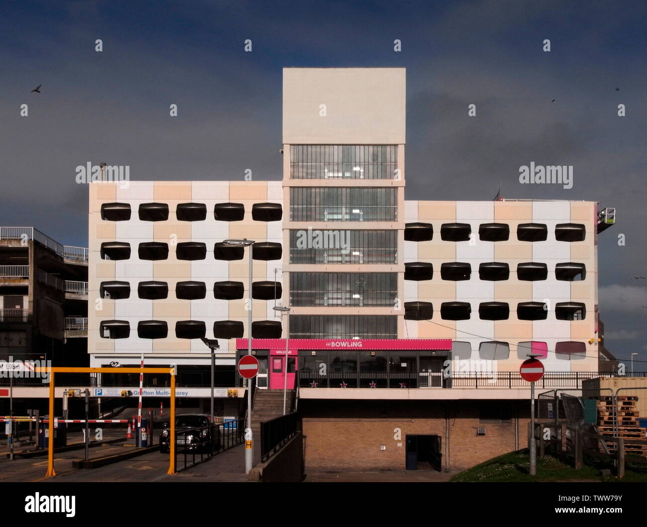 AJAXNETPHOTO. 2019. WORTHING INGHILTERRA - risparmio di spazio - Grafton Street MULTI-storia parcheggio in città dopo la rimozione di vistose arte pubblica e riverniciatura. Foto:JONATHAN EASTLAND/AJAX REF:GXR190306 7859 Foto Stock