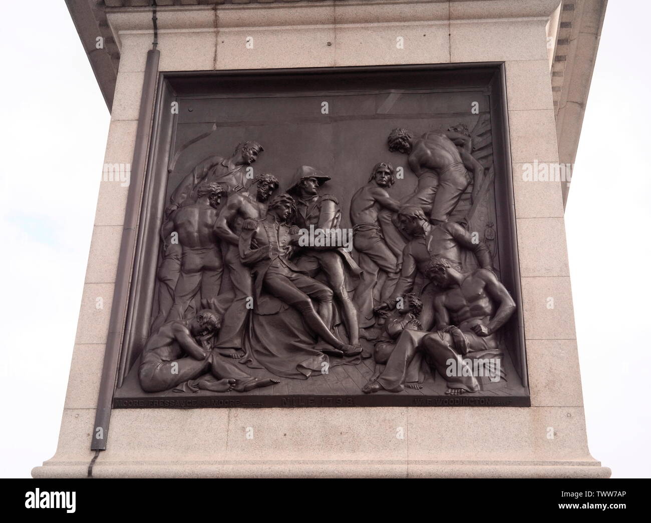 AJAXNETPHOTO. 2018. Londra, Inghilterra. - TRAFALGAR HERO - targa di bronzo dello scultore W.F. WOODINGTON raffigurante l'ammiraglio Horatio Nelson nella battaglia del Nilo 1798 ai piedi della Colonna di Nelson, in Trafalgar Square. Foto:JONATHAN EASTLAND/AJAX REF:GXR182009 7557 Foto Stock