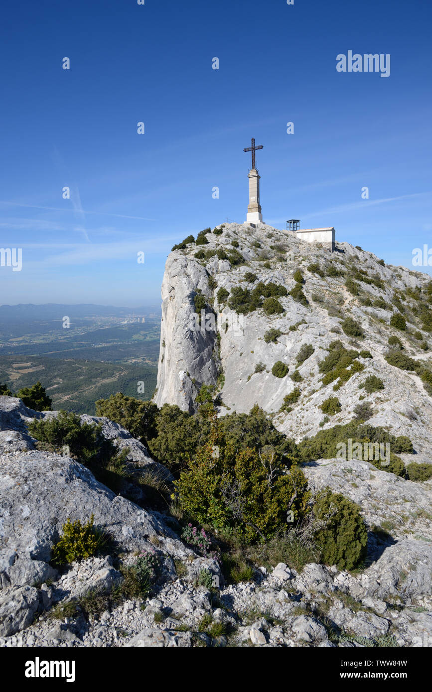 Il picco o Summit & Croix de Provence, o Croce di Provenza, Mont o Montagne Sainte-Victoire Aix-en-Provence Provence Francia Foto Stock