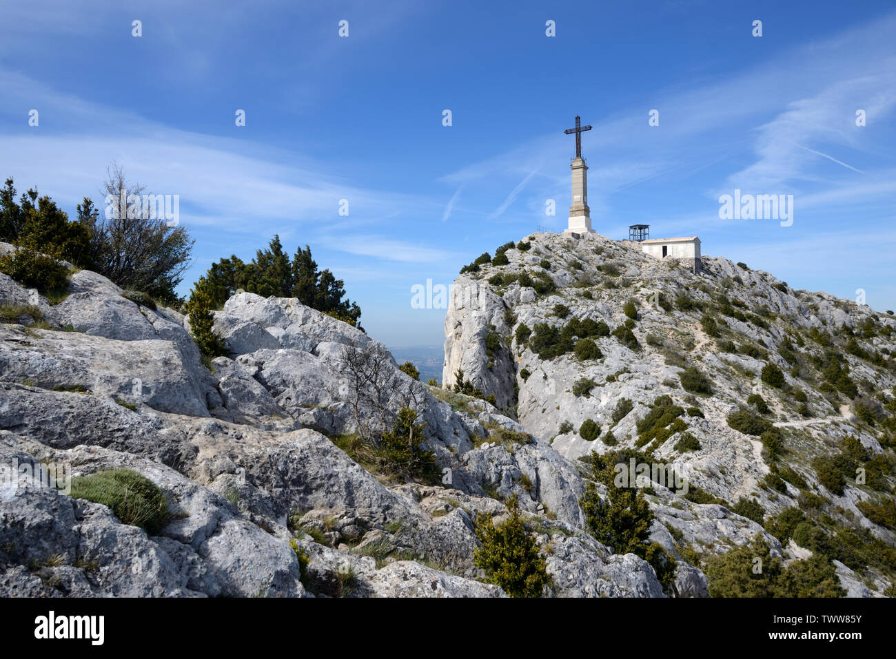 Vetta del Mont Sainte-Victoire e la Croix de Provence, o Croce di Provenza, celebrata nei dipinti di Paul Cezanne, Aix-en-Provence Foto Stock