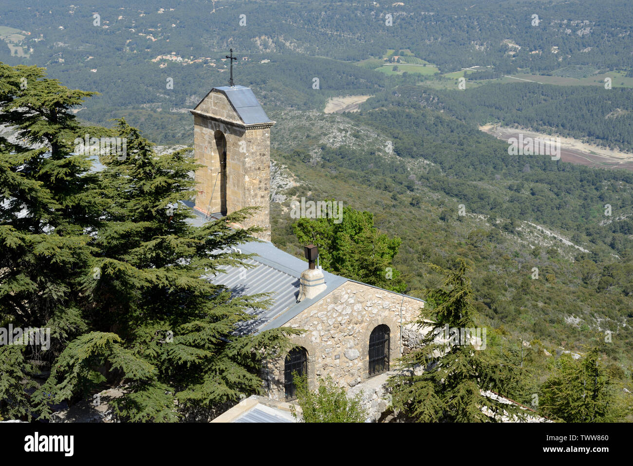 Priory e la cappella sulla vetta del Mont Sainte-Victoire vicino a Aix-en-Provence Provence Francia Foto Stock