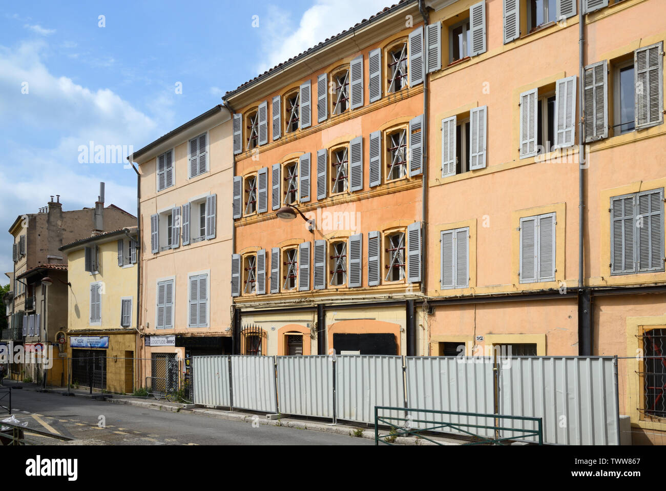 Edificio pericolose, chiuso su ordini del Comune, con Windows rinforzato con i ponteggi & controvento incrociato nel centro storico di Aix-en-Provence Foto Stock