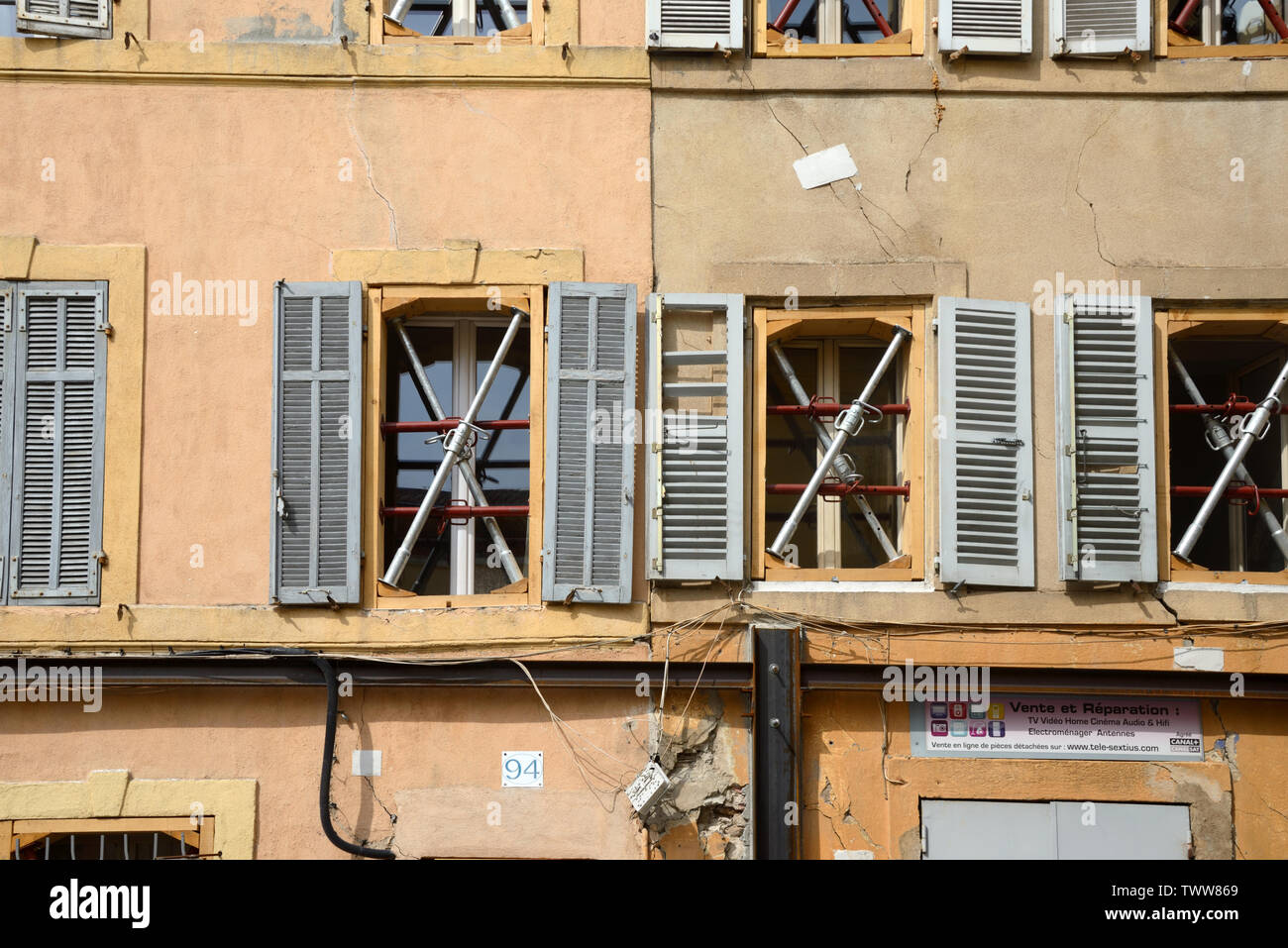 Edificio pericolose, chiuso su ordini del Comune, con Windows rinforzato con i ponteggi & controvento incrociato nel centro storico di Aix-en-Provence Foto Stock