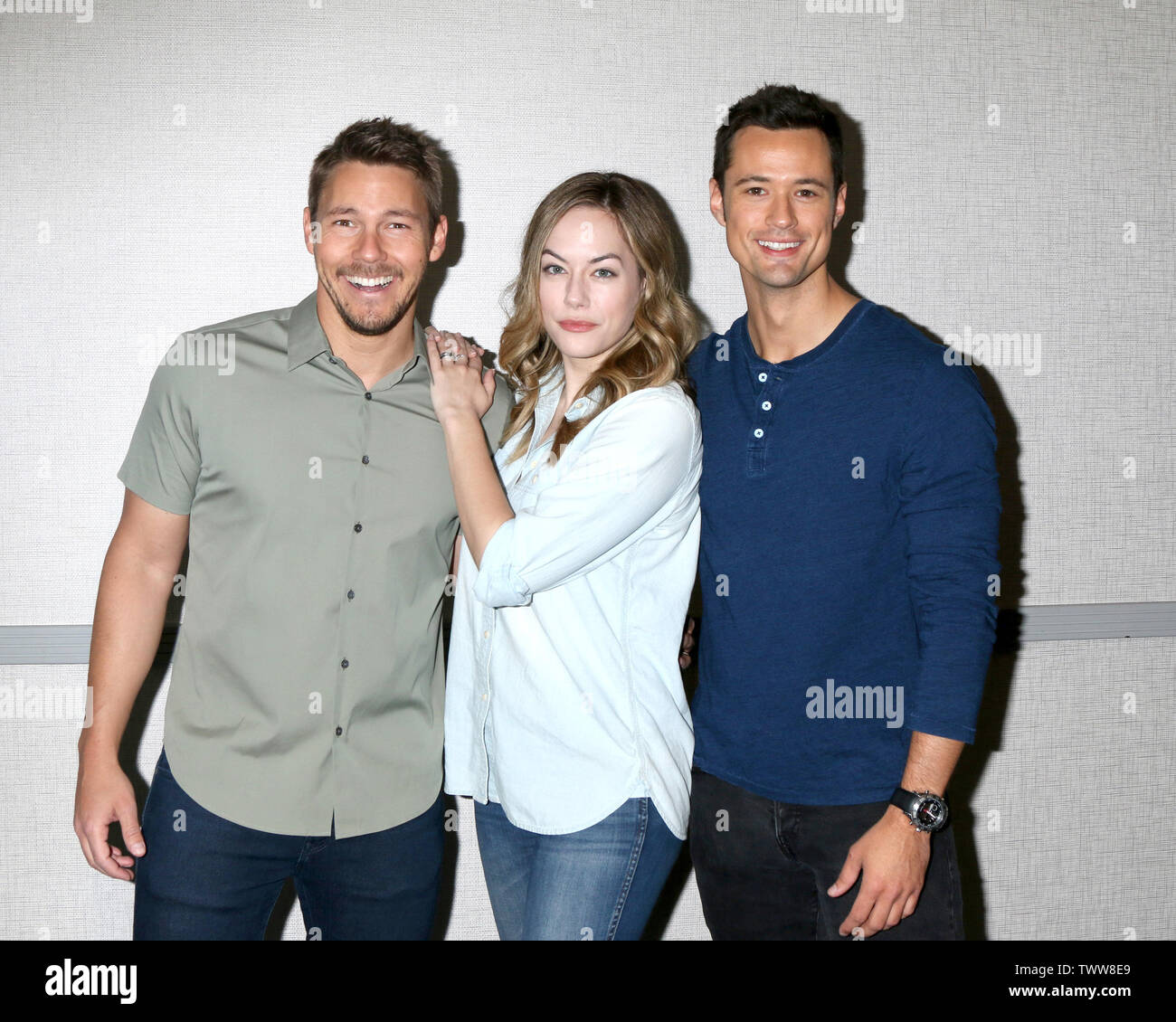 Giugno 22, 2019 - Burbank, CA, Stati Uniti d'America - LOS ANGELES - Jun 22: Scott Clifton, Annika Noelle, Matthew Atkinson presso il GRASSETTO ed il bello Fan Club pranzo presso il Marriott Burbank Convention Center in Giugno 22, 2019 a Burbank, CA (credito Immagine: © Kay Blake/ZUMA filo) Foto Stock