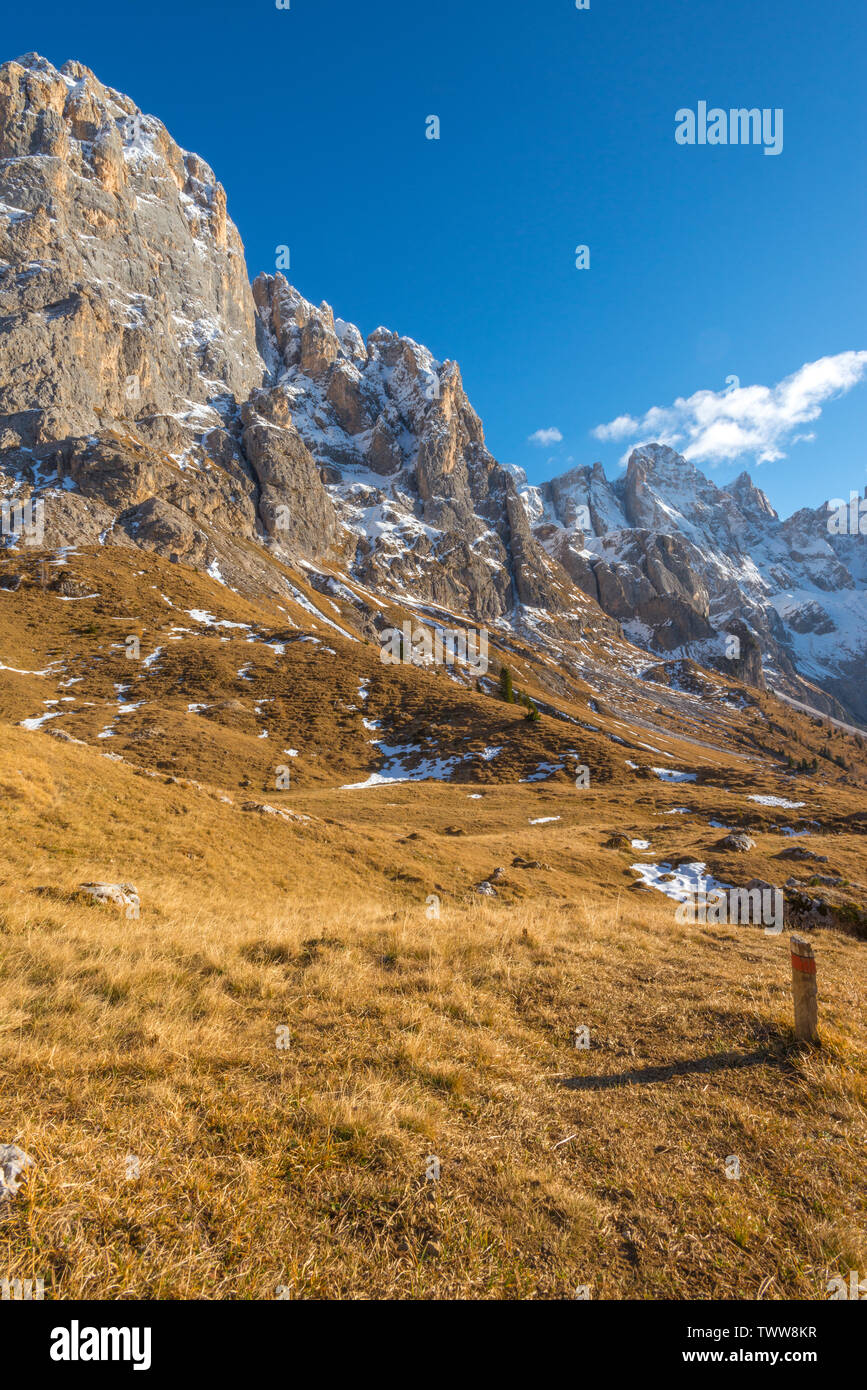 Ora d'oro in Italia sulle Dolomiti, lunga escursione in montagna, paesaggi autunnali in alpine. Segnavia, segnavia, trail post. Foto Stock