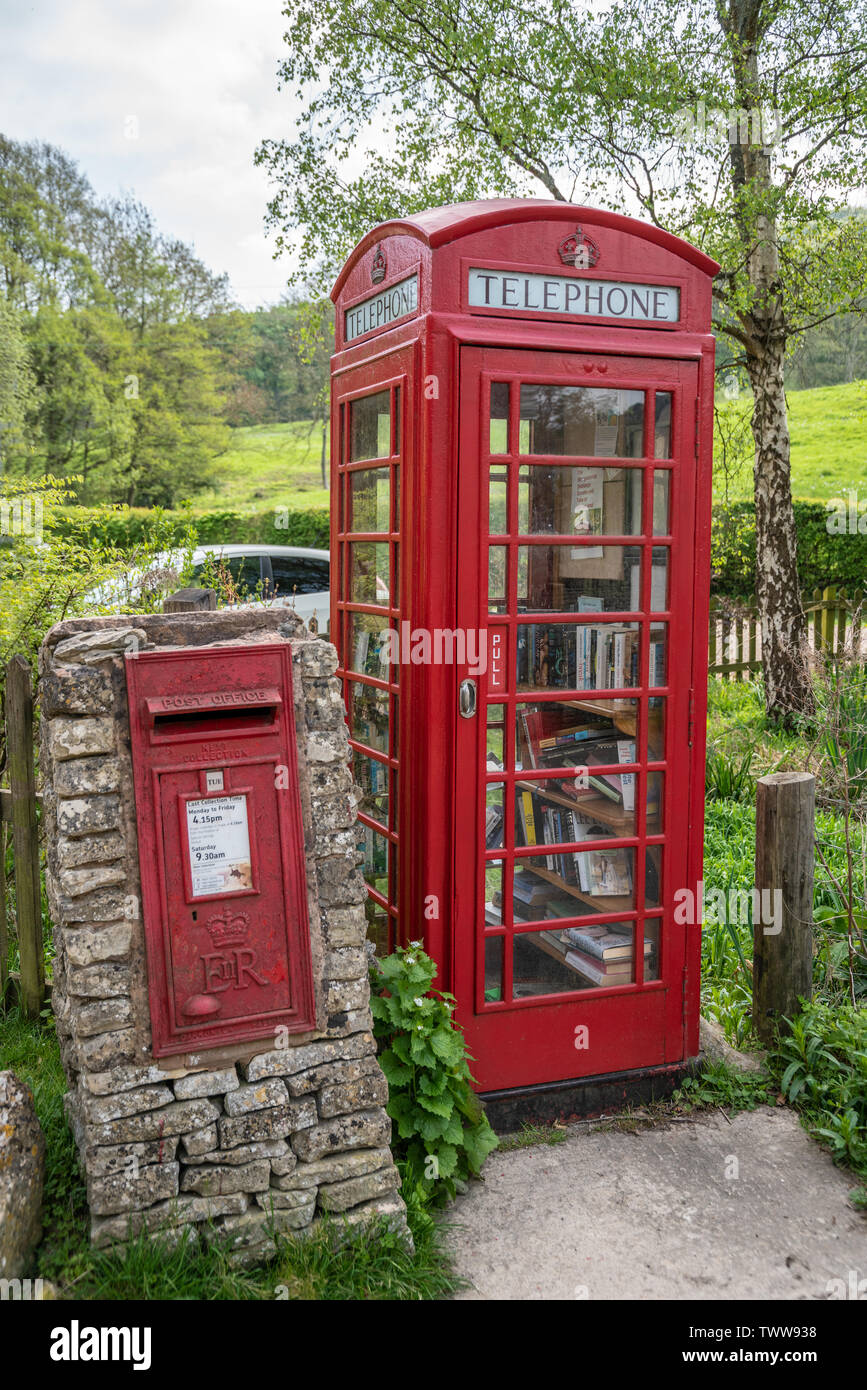 Red britannico casella telefono e casella postale Sheepscombe, Cotswolds, Regno Unito Foto Stock