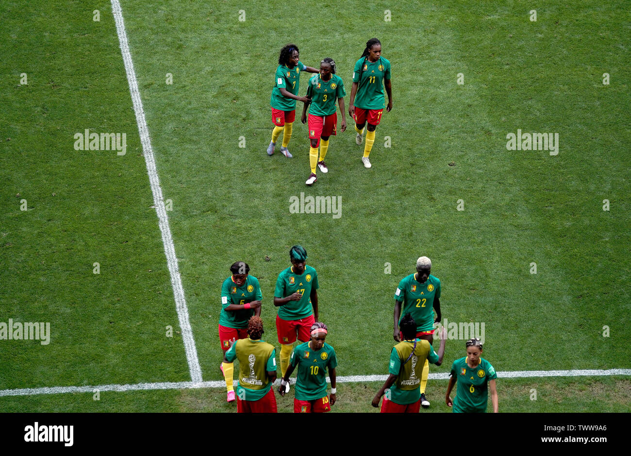 In Camerun Nchout Ajara (centro superiore) passeggiate fuori dal campo di gioco a metà tempo durante il FIFA Coppa del Mondo femminile, round di sedici corrispondono allo stato du Hainaut, Valenciennes. Foto Stock