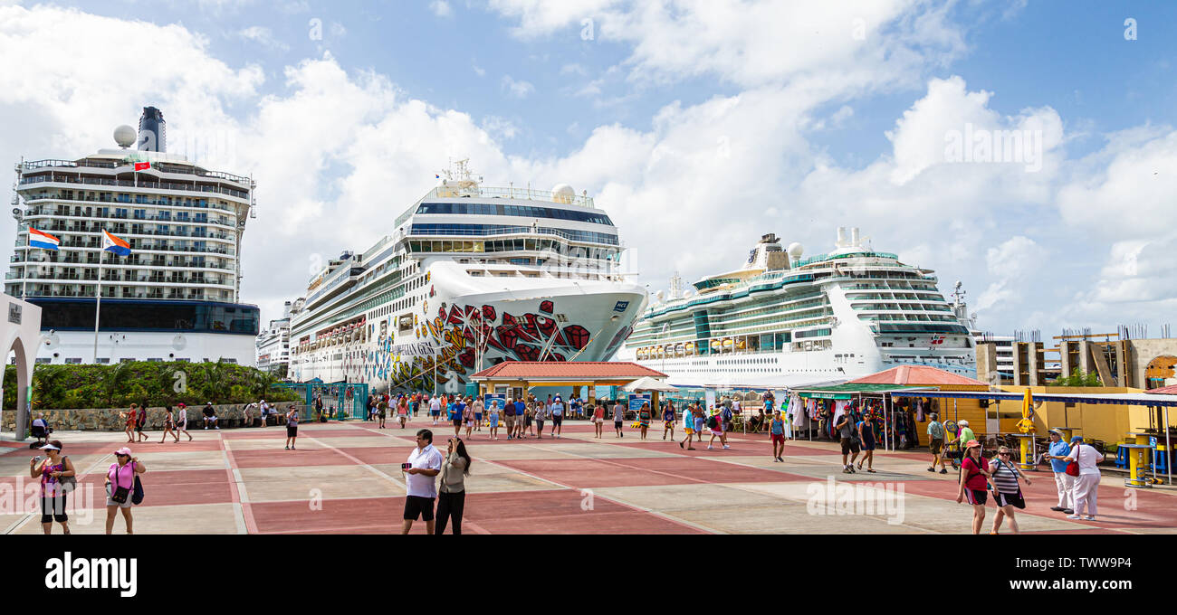 PHILIPSBURG, Sint Maarten - Dicembre 13, 2016: San Maarten dell'economia è basata sul turismo da turisti che soggiornano sull'isola o dai molti crociera l Foto Stock