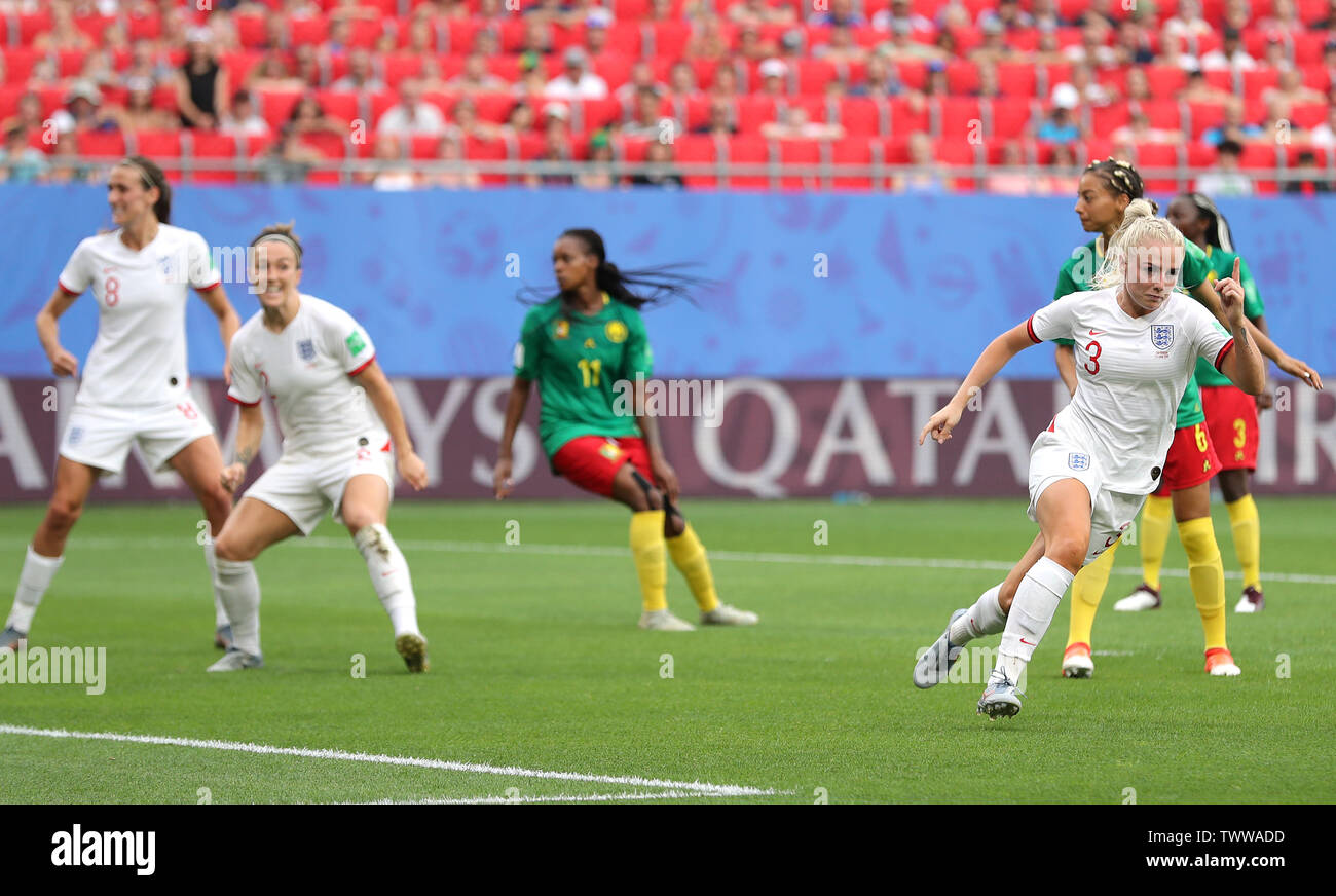 L'Inghilterra del Alex Greenwood (destra) punteggio celebra il suo lato il terzo obiettivo del gioco durante il FIFA Coppa del Mondo femminile, round di sedici corrispondono allo stato du Hainaut, Valenciennes. Foto Stock