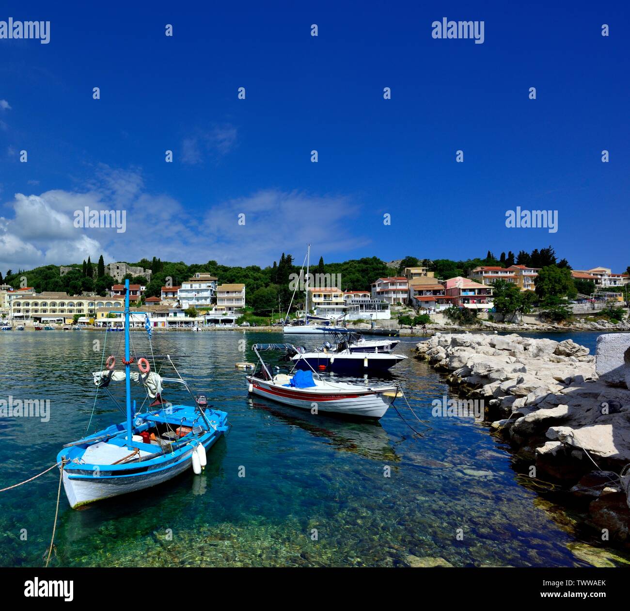 Barche da pesca,imbarcazioni da diporto,barche da diporto,Kassiopi bay,Kassopaia,Isole Ionie, Corfù ,Grecia Foto Stock