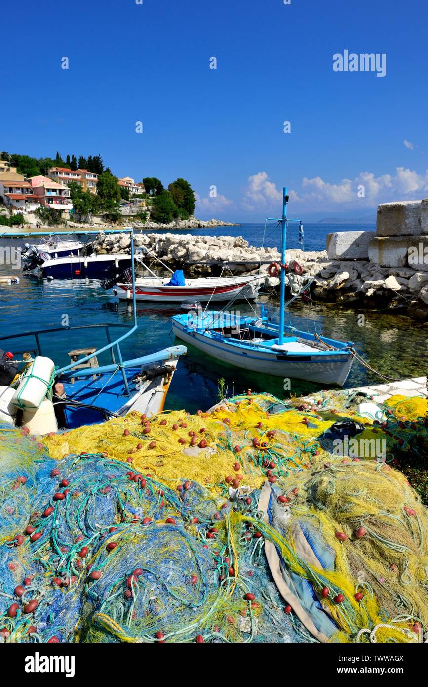 Le reti da pesca, funi e galleggianti,Kassiopi bay,Kassopaia,Isole Ionie, Corfù ,Grecia Foto Stock