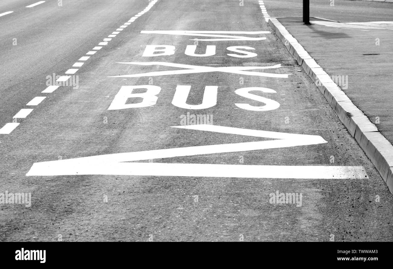 La superficie stradale iscrizioni presso la fermata sulla città deserta street in bianco e nero a contrasto elevato Foto Stock