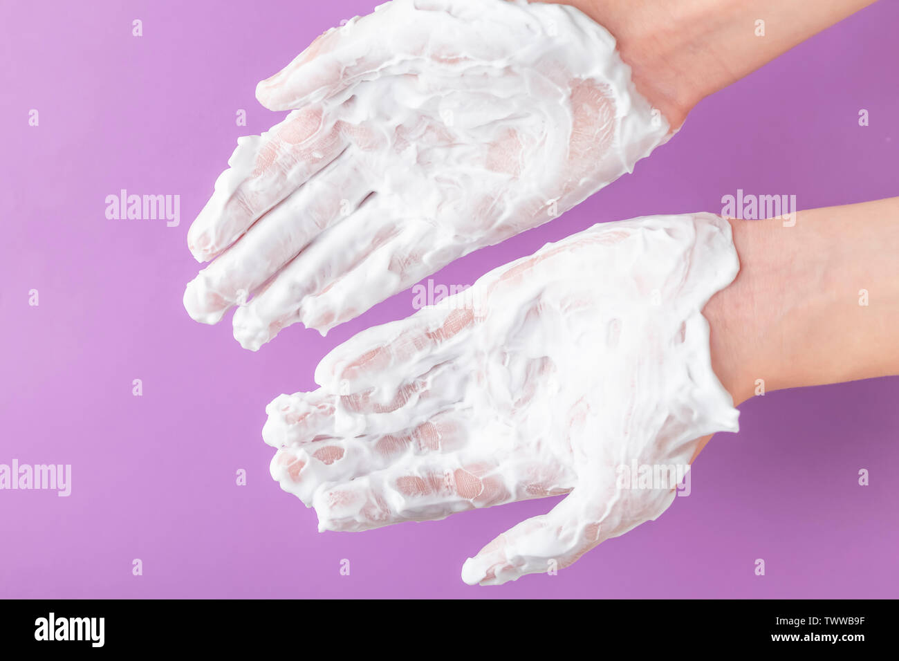 Le mani di un adolescente sono trattate con crema bianca. Il concetto di proprietà protettive di cosmetici prodotti vitaminici Foto Stock