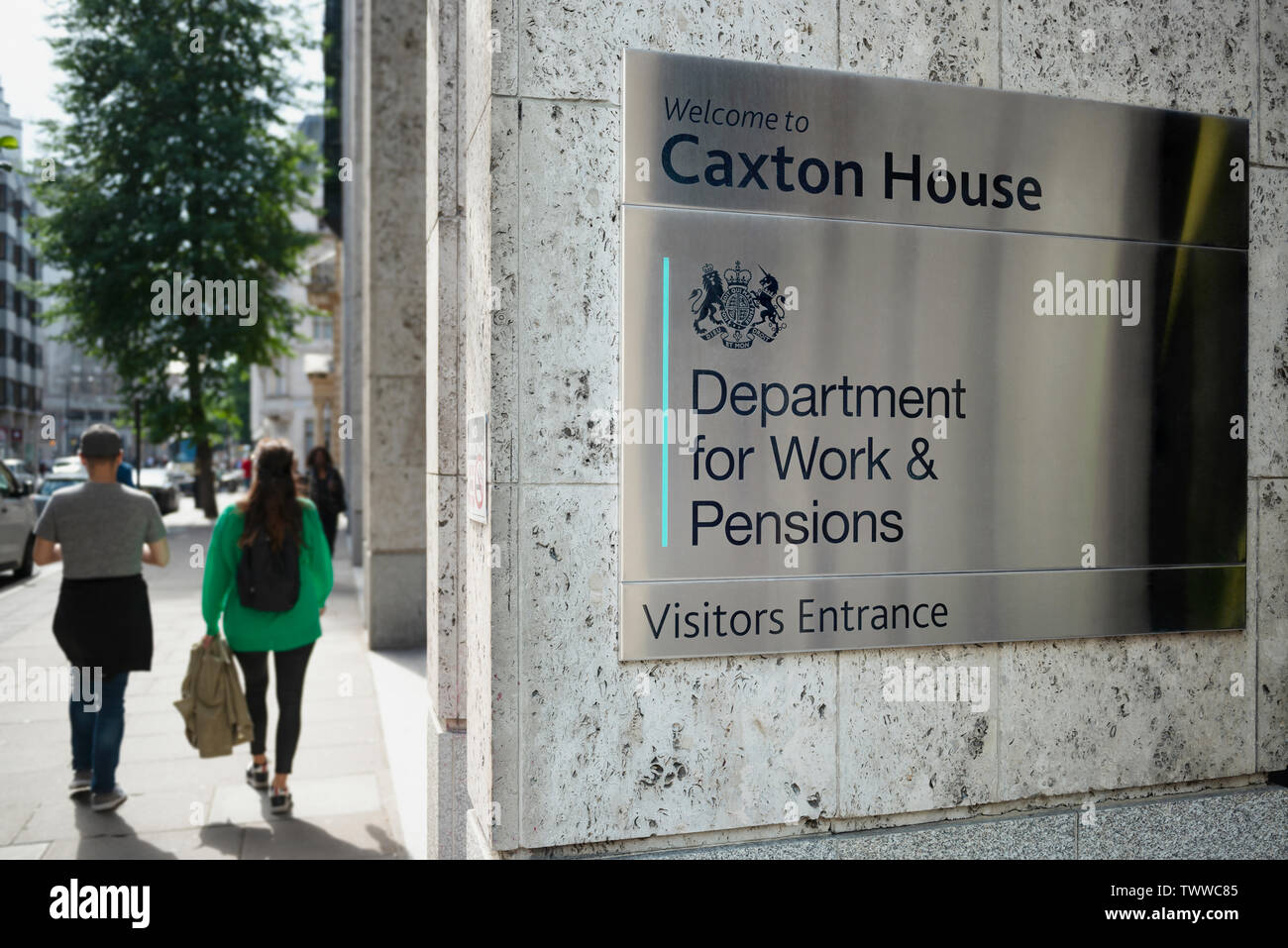 Segnaletica per Caxton House, Ministero del Lavoro e delle pensioni è un edificio situato sul Tothill Street a Londra, Regno Unito. Foto Stock