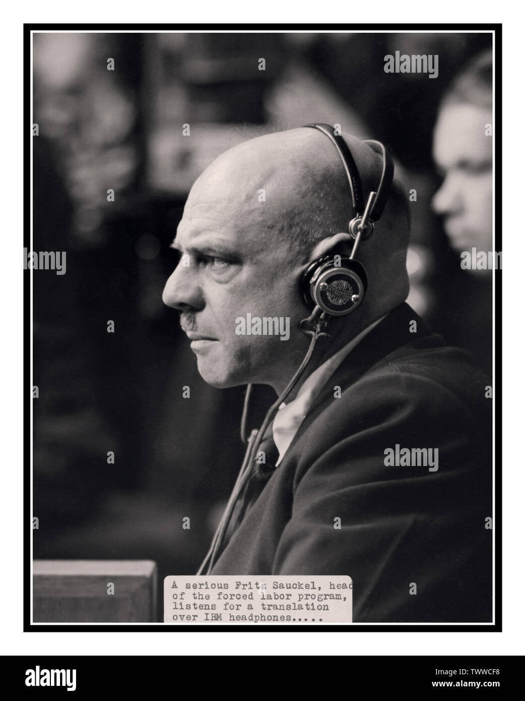 Processi di Norimberga nazista criminale di guerra Fritz Sauckel testa di lavoro forzato programma ascolta una traduzione attraverso il suo (IBM) cuffie 1945 egli è stato riconosciuto colpevole di crimini di guerra e crimini contro l'umanità, e fu condannato a morte per impiccagione.I processi di Norimberga sono state una serie di tribunali militari tenute dopo la Seconda Guerra Mondiale dalle forze alleate in virtù del diritto internazionale. Le prove sono state la maggior parte notevole per il perseguimento penale di autorevoli esponenti della politica, militare, giudiziaria e la leadership economica della Germania nazista, che progettò, svolti hanno partecipato all'Olocausto e di altri crimini di guerra Foto Stock