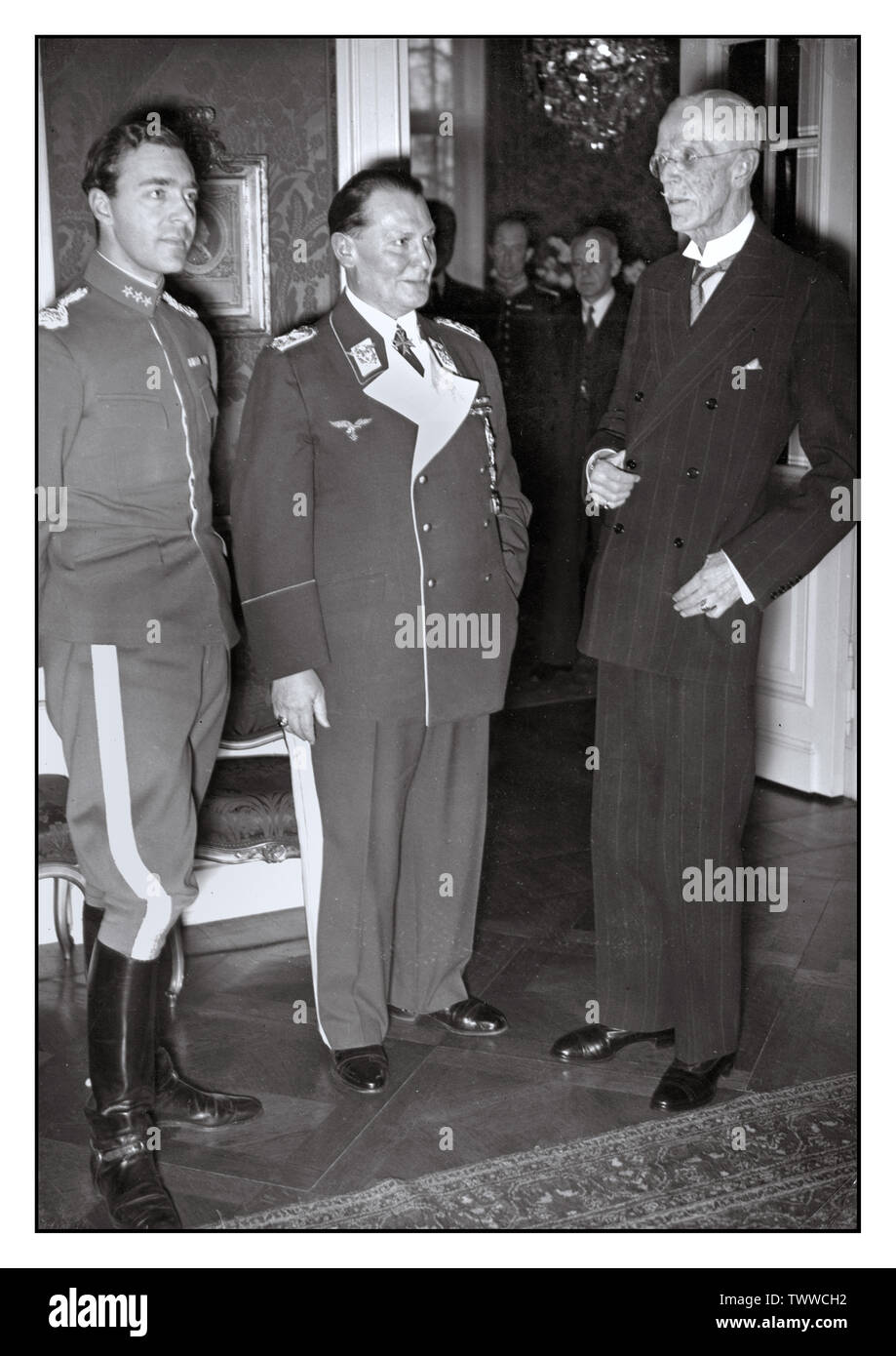 Vintage pre-WW2 immagine del principe Gustavo Adolfo di Svezia, Hermann Göring e Re Gustavo V di Svezia a Berlino Febbraio 1939. Re Gustavo V insignito della Croce della spada fine di Hermann Goering Berlino Germania Foto Stock