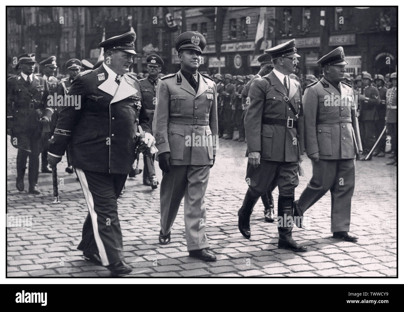 WW2 1940's propaganda immagine di L-R Goering, Ciano, Adolf Hitler e Mussolini. Adolf Hitler e il Primo Ministro italiano Benito Mussolini a Monaco di Baviera Germania 18 giugno 1940. La riunione di Monaco di Baviera, era quello di discutere la capitolazione francese. Mussolini, Göring Ciano e Keitel sono in parata Foto Stock