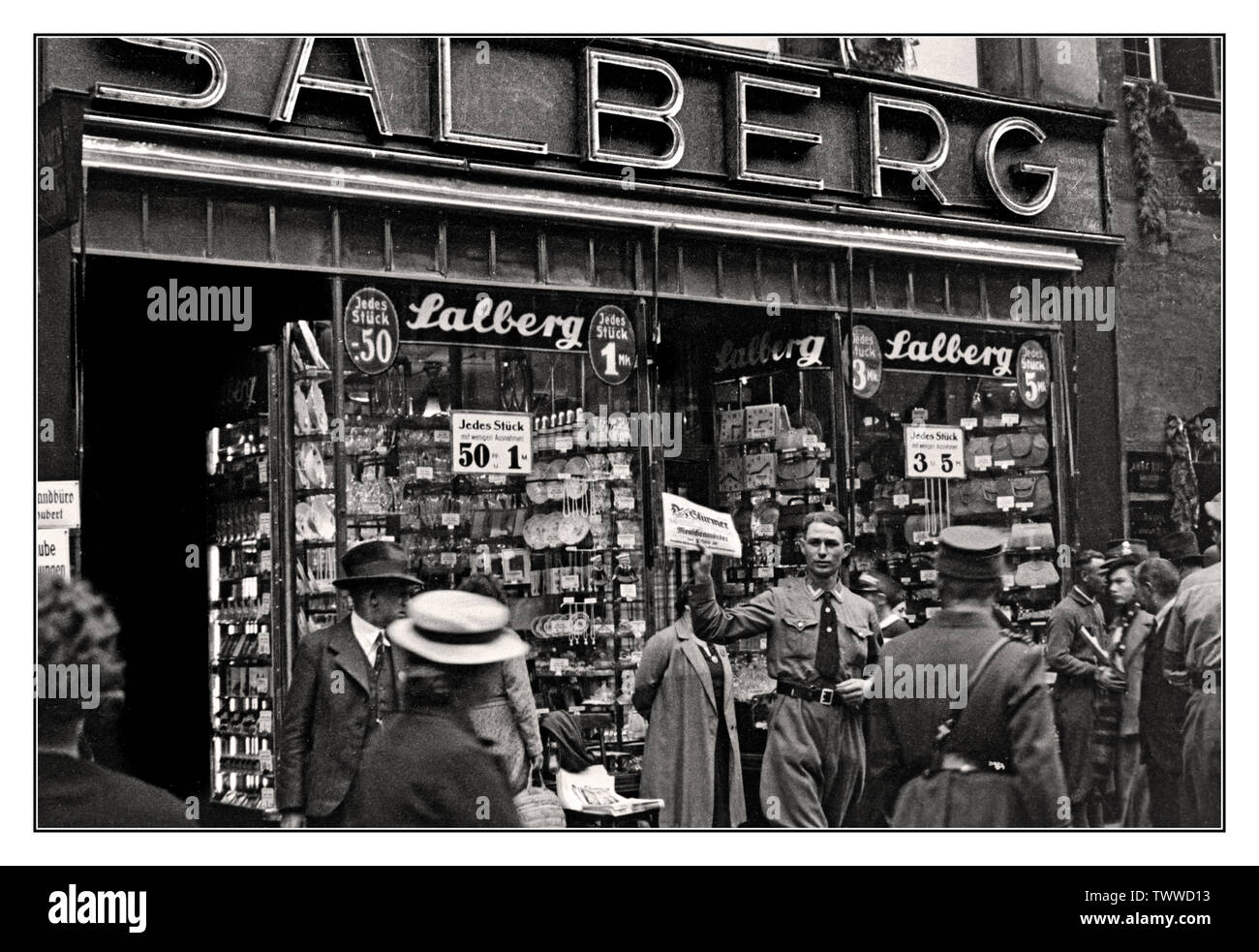 Vintage 1930 nazista Sturmabteilung anti ebrea Propaganda immagine boicottaggio tedesco ebreo Propaganda immagine in occasione del Rally di Norimberga nel 1935, dove sono state presentate le leggi di Norimberga, il settimanale di propaganda tedesco 'Der Stürmer' ha pubblicato un'edizione speciale il 5th settembre 1935. Il titolo recita “assassini dall’inizio. il bolscevismo del mondo ebraico da Mosè a Comintern” ; Negozio di souvenir Adolf Salberg, Koenigstr 36, Norimberga. Il mercante ebreo Adolf Salberg possedeva una catena di negozi di souvenir, cartoline, pelletteria, orologi e orologi, Foto Stock