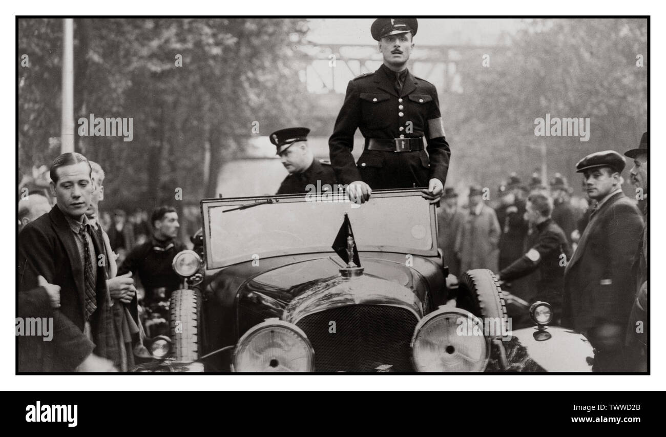 L'annata 1930 Oswald Mosley leader dell Unione Britannica dei Fascisti, BUF, "l' Blackshirts in piedi in una vettura aperta un leader Facist Rally a Londra Foto Stock