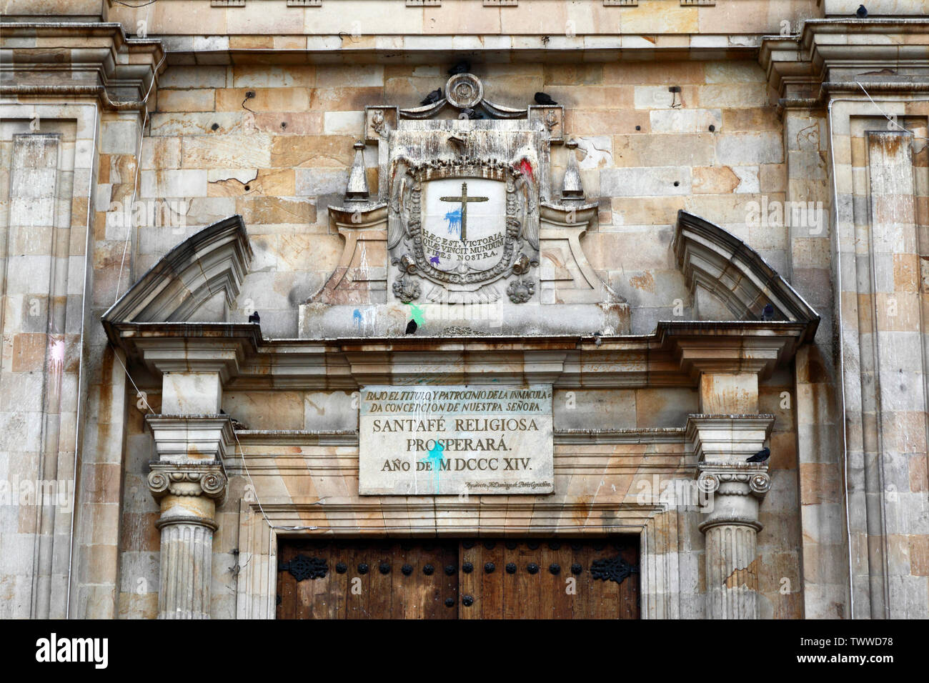 Dettagli che mostrano dove la vernice è stata gettata sulla facciata d'ingresso principale della cattedrale durante le proteste politiche, Plaza Bolívar, Bogotá, Colombia Foto Stock