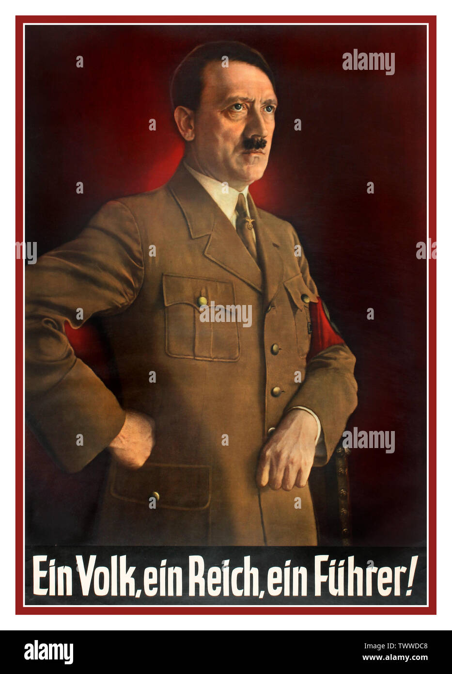 EIN VOLK ADOLF HITLER HOFFMANN RITRATTO ‘EIN VOLK EIN REICH EIN FUHRER’ Poster di propaganda nazista d’epoca – One People One Realm One leader. Adolf Hitler vestito in uniforme militare marrone e indossato un bracciale rosso swastika nazista sul braccio sinistro. Germania, anno di stampa:1930s, Adolf Hitler ( 20 aprile 1889 – 30 aprile 1945) politico tedesco e leader del Partito nazista (Nationalsozialistische Deutsche Arbeiterpartei; NSDAP). Salì al potere come Cancelliere della Germania nel 1933 e poi Führer nel 1934. Durante la sua dittatura dal 1933 al 1945, iniziò la seconda guerra mondiale in Europa Foto Stock