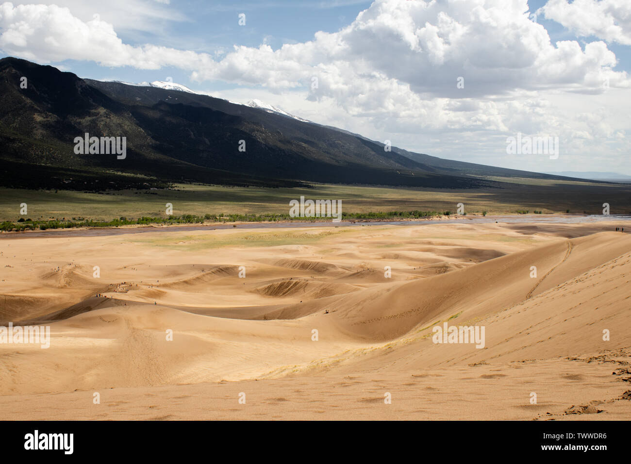 Arrampicata attraverso le dune in grandi dune di sabbia del Parco Nazionale. I ripidi pendii e alte velocità del vento hanno reso il viaggio dura, ma le opinioni ne vale assolutamente la pena. Foto Stock