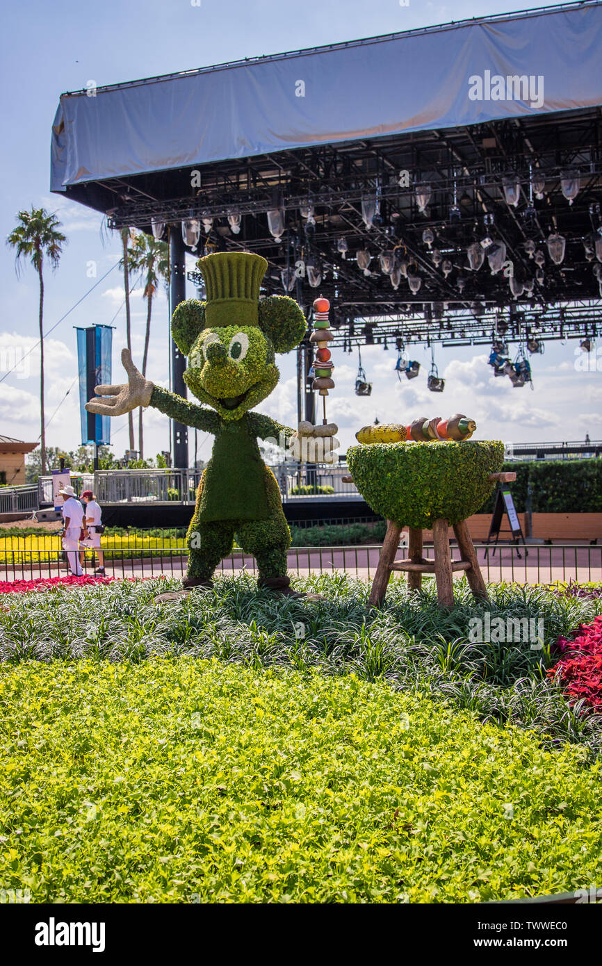 Parco Epcot del Walt Disney World parco di divertimenti ha annualmente un cibo internazionale e il Festival del Vino. Il parco crea topiaries per celebrare l'occasione. Foto Stock