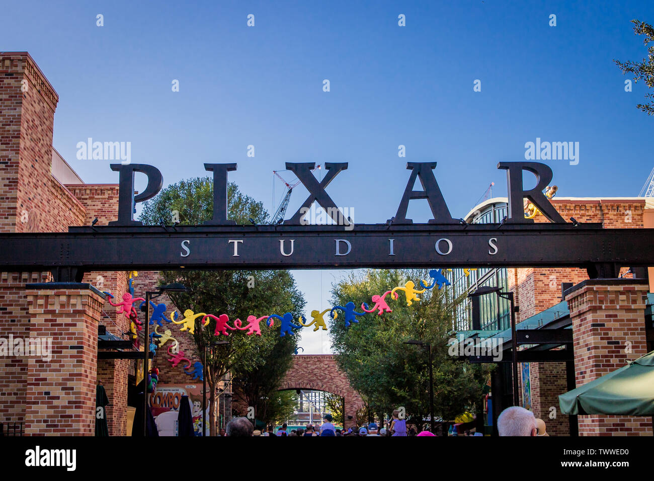 La Pixar Studios segno come gli ospiti possono passeggiare in un area con Toy Story giostre e caratteri. Foto Stock