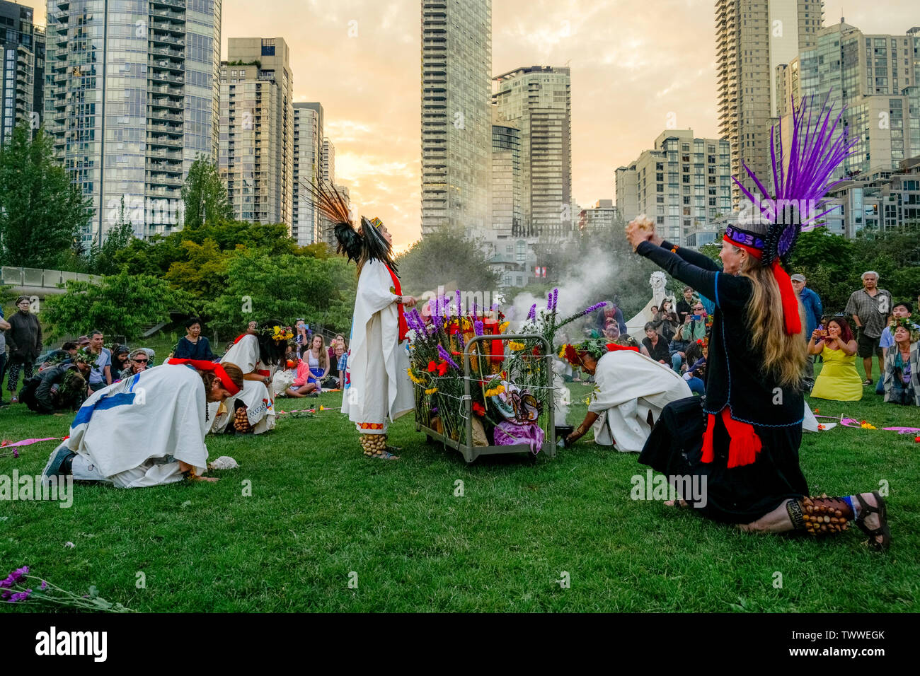 Cerimonia azteca, Gathering Festival, solstizio d'estate celebrazione, David Lam Park, Vancouver, British Columbia, Canada. Foto Stock