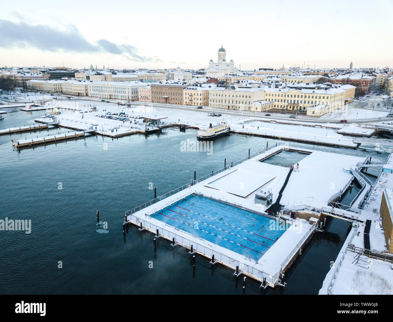 Piscina invernale all'aperto a Helsinki, Finlandia Foto Stock