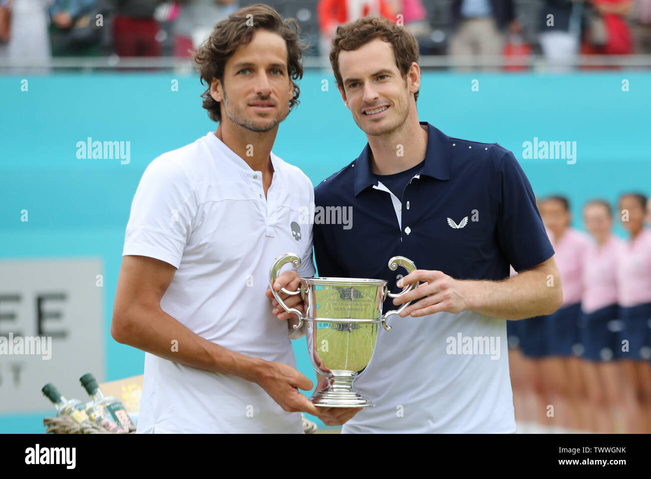 Londra, Regno Unito. Il 23 giugno 2019. Andy Murray (GBR) & Feliciano Lopez (ESP) tenere il trofeo dopo aver vinto la mens raddoppia la classica struttura i campionati di tennis presso il Queen's Club, West Kensington domenica 23 giugno 2019. Foto Stock