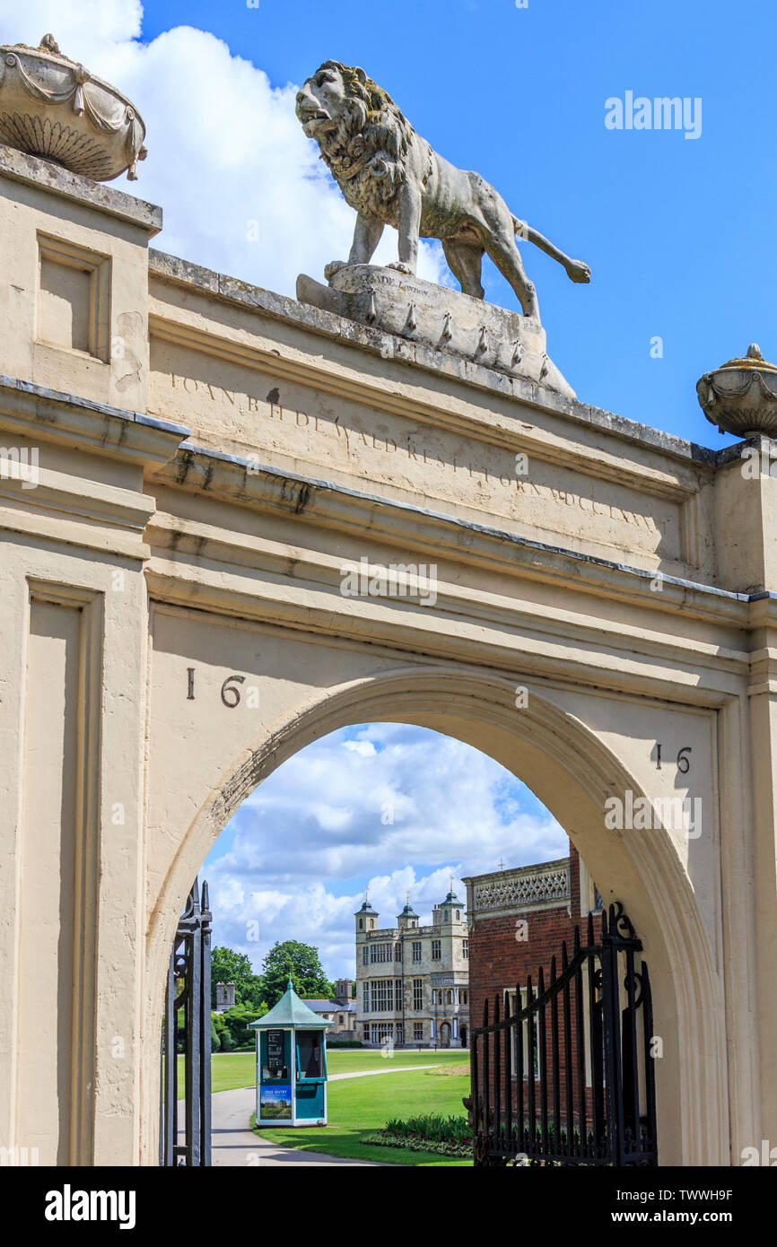 Ingresso visitatori archway a Audley End House e giardini vicino a Saffron Walden, Essex, Inghilterra, Regno Unito, GB Foto Stock