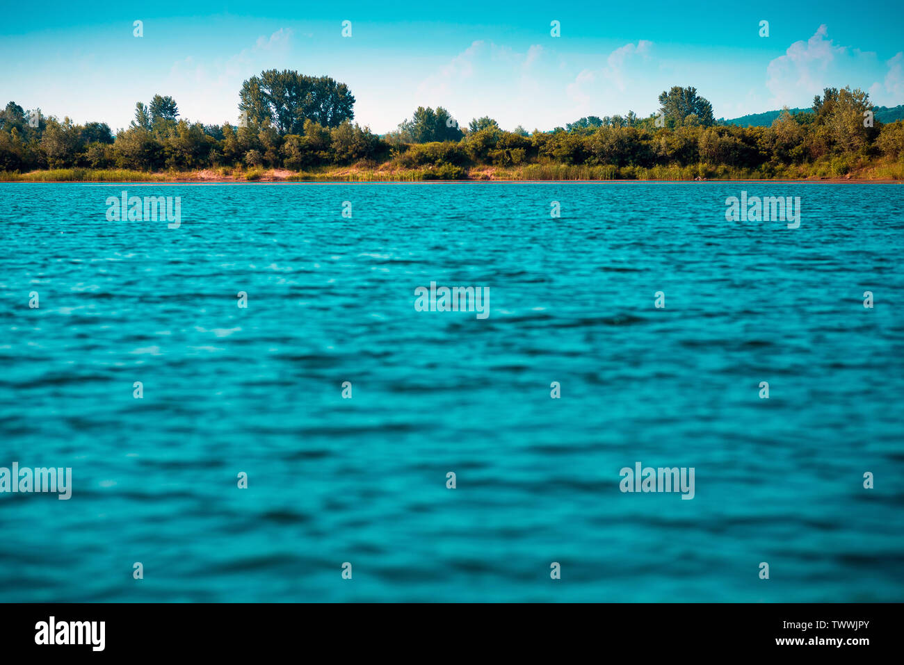 Il profondo blu del lago di acqua scena di paesaggio Foto Stock