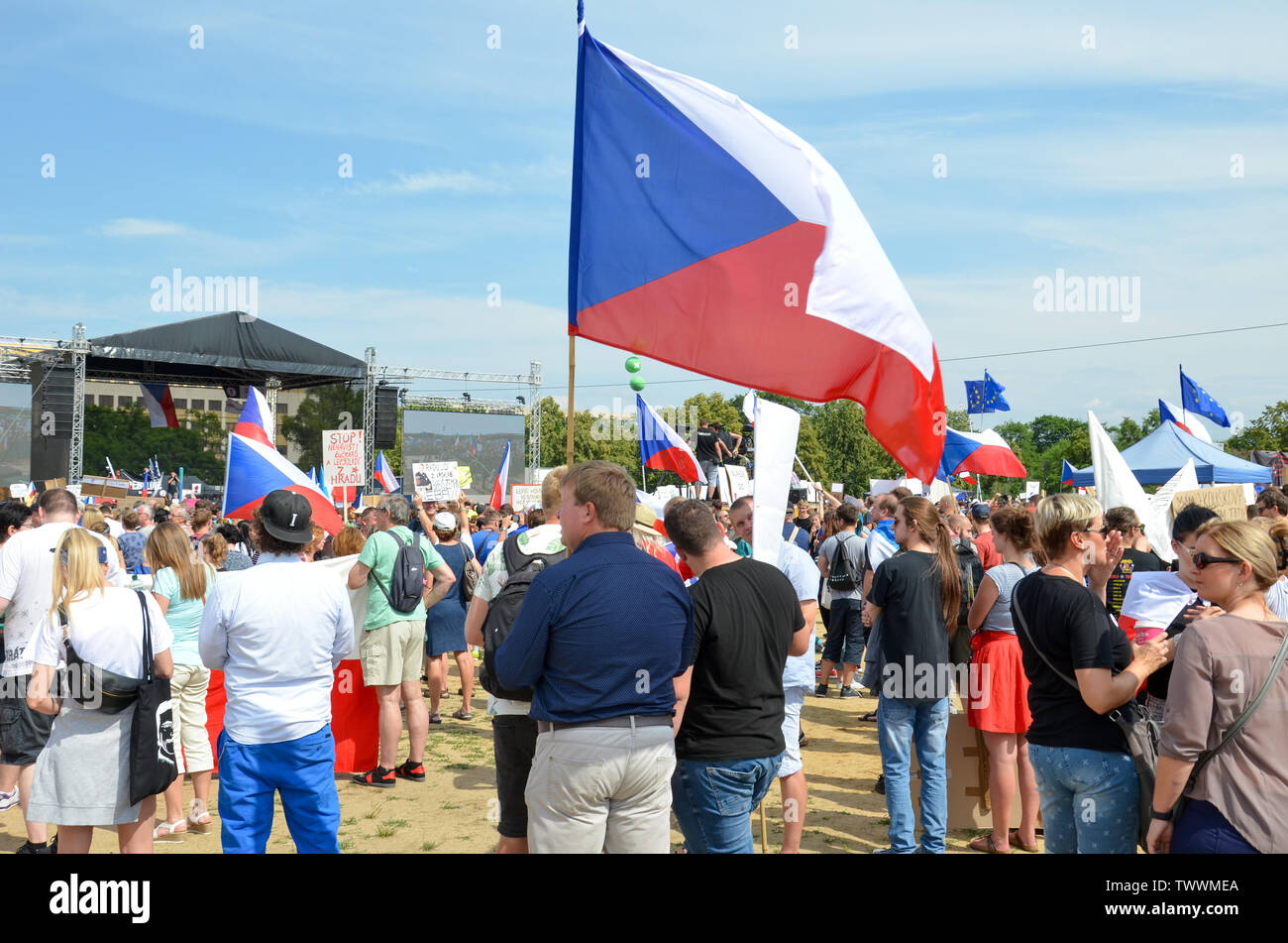 Praga, Repubblica Ceca - 23 Giugno 2019: folla di persone protesta contro il Primo Ministro Babis e ministro della Giustizia sulla Letna, Letenska piano. Dimostrazione chiamando per dimissioni. La democrazia, la protesta. Foto Stock