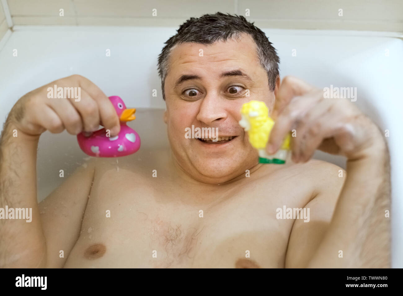Funny Man giocando la balneazione in bagno. Foto Stock