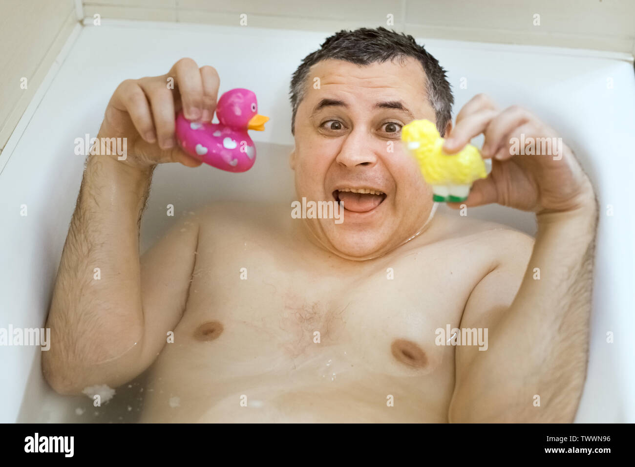 Funny Man in bagno la riproduzione di giocattoli di balneazione. Foto Stock