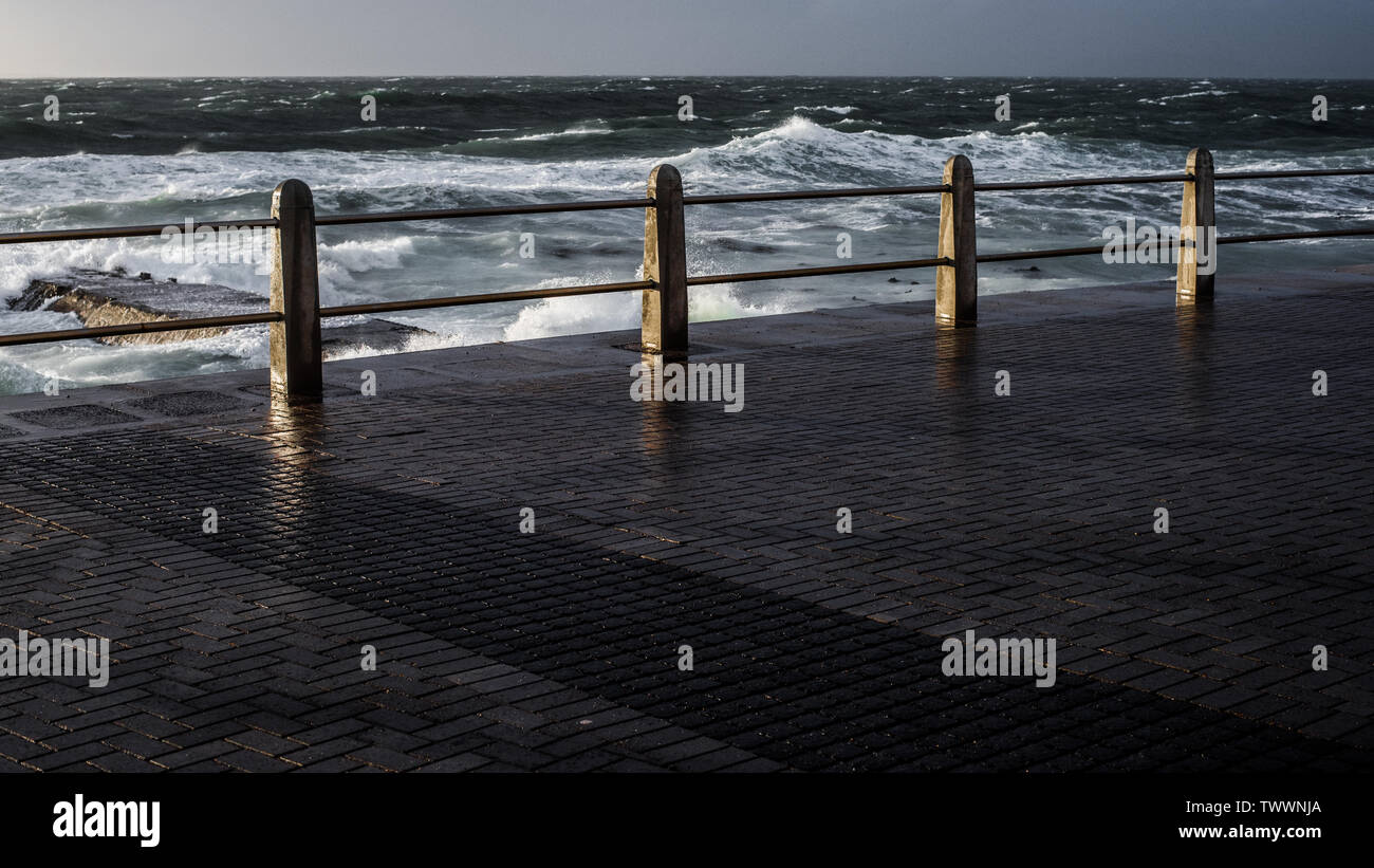 La Seapoint Promenade nel Sud Africana di Città del Capo durante i mesi invernali Foto Stock