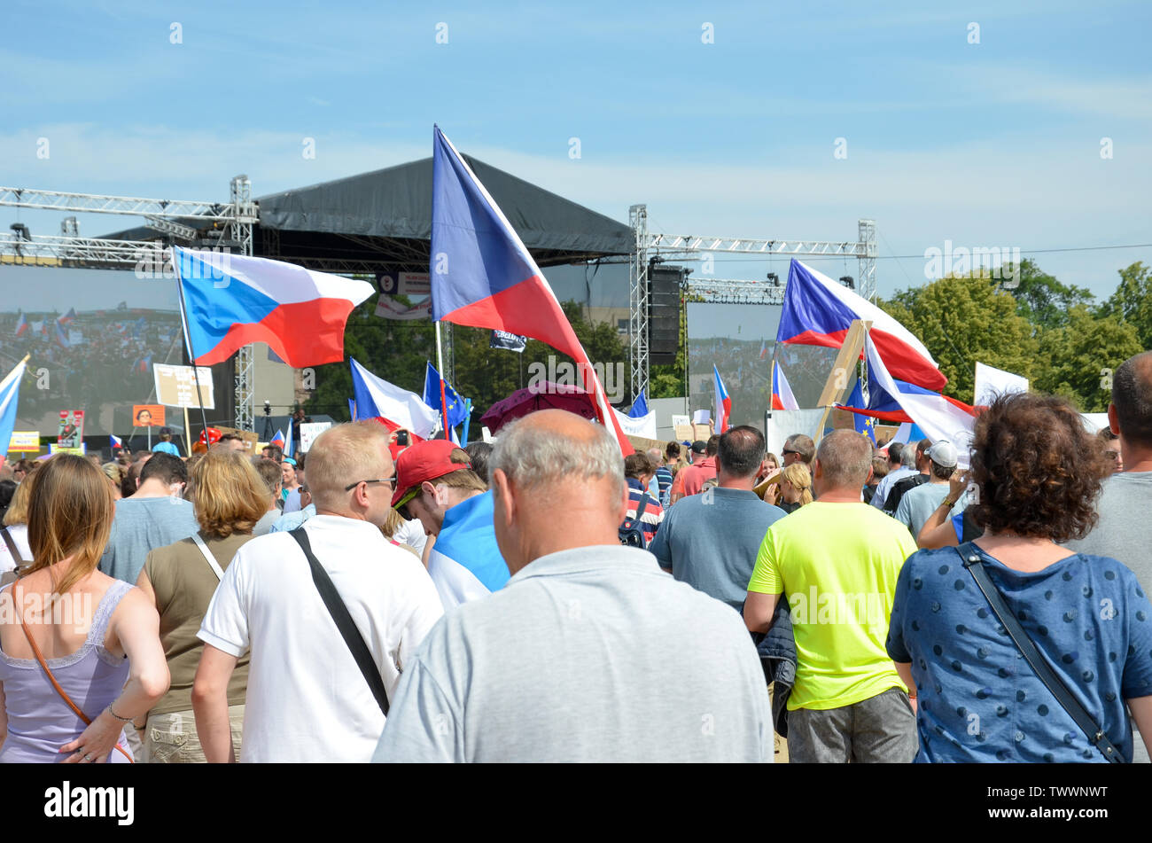 Praga, Repubblica Ceca - 23 Giugno 2019: folla di persone protesta contro il Primo Ministro Babis e ministro della Giustizia sulla Letna, Letenska piano. Dimostrazione chiamando per dimissioni. La democrazia, la protesta. Foto Stock