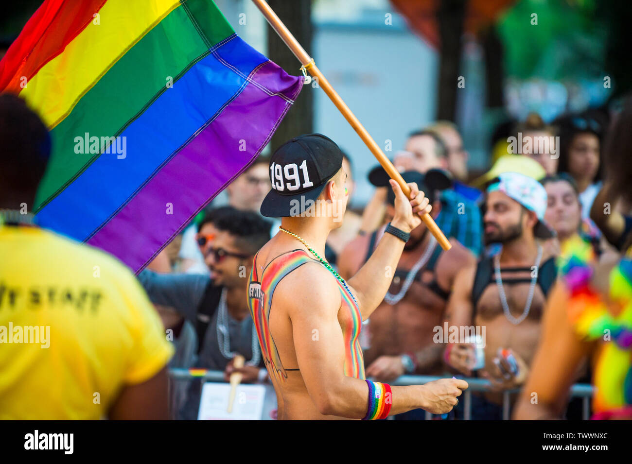 NEW YORK CITY - Giugno 25, 2017: Sostenitori di onda bandiere arcobaleno nel bilancio annuale Gay Pride Parade mentre passano attraverso il Greenwich Village. Foto Stock