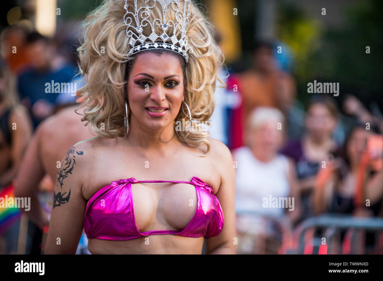 NEW YORK CITY - Giugno 25, 2017: Un transgender drag performer indossando una regina di bellezza tiara su grandi sorrisi di capelli da un galleggiante nel Gay Pride Parade. Foto Stock
