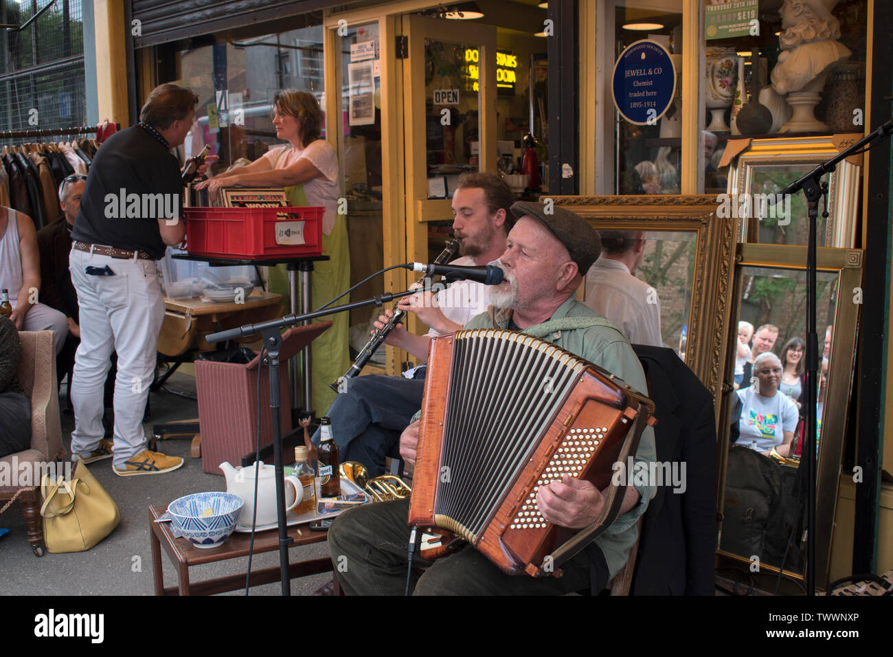 Festival gratuito, evento annuale della comunità di strada Londra Regno Unito. Musicisti che suonano fuori da un negozio di seconda mano Crystal Palace nel sud di Londra, Inghilterra, anni '2019 2010, HOMER SYKES Foto Stock