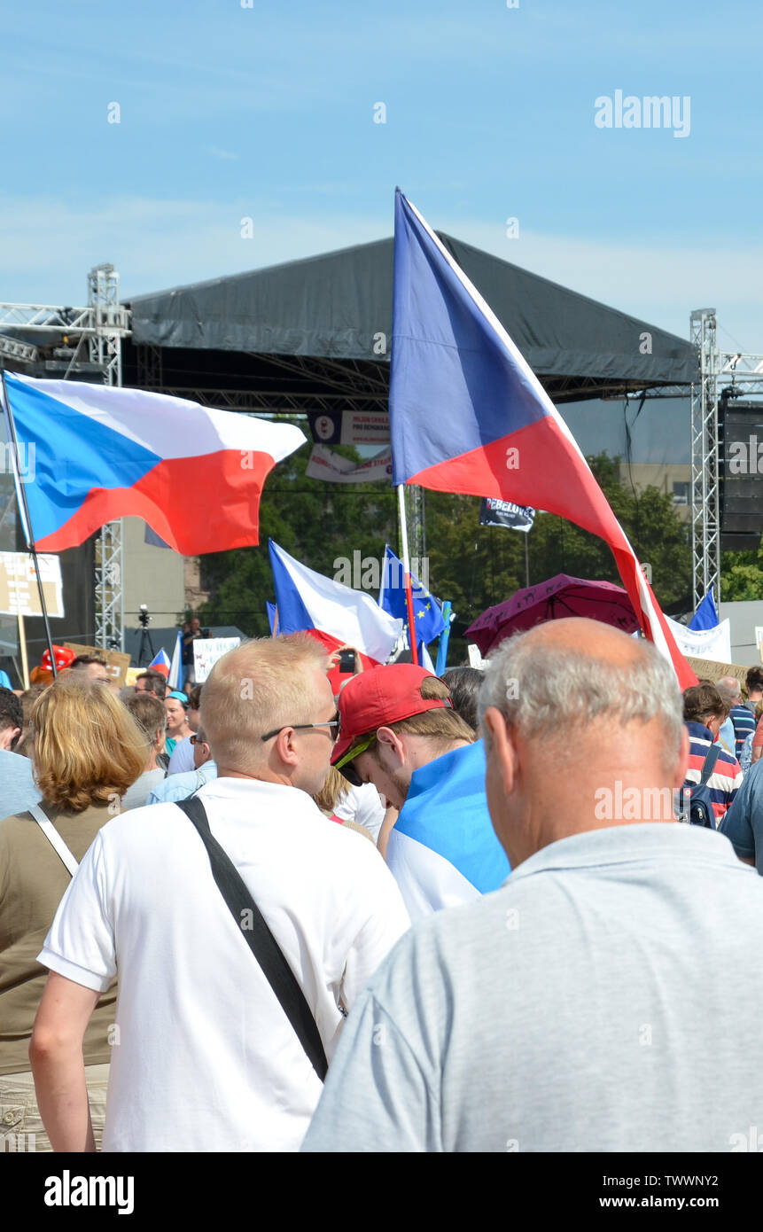 Praga, Repubblica Ceca - 23 Giugno 2019: folla di persone protesta contro il Primo Ministro Babis e ministro della Giustizia sulla Letna, Letenska piano. Dimostrazione chiamando per dimissioni. La democrazia, la protesta. Foto Stock