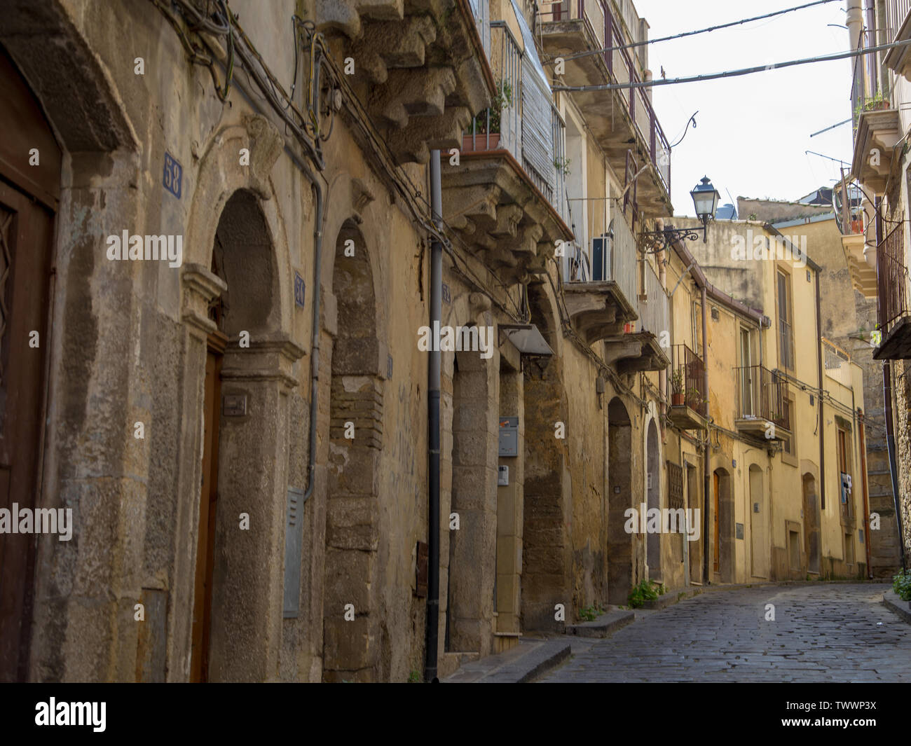 Per le strade di Caltagirone, Sicilia, Italia Foto Stock