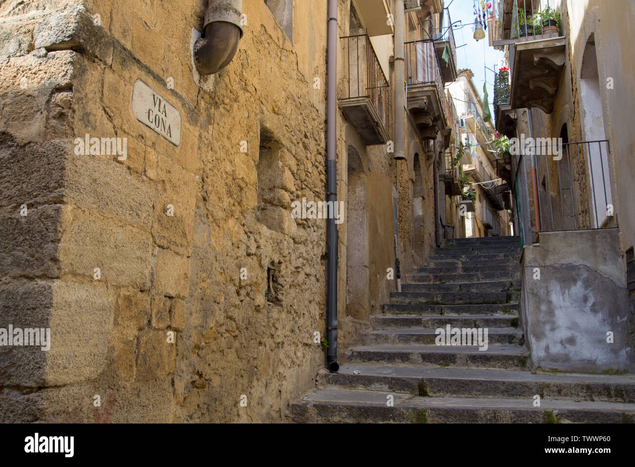 Per le strade di Caltagirone, Sicilia, Italia Foto Stock
