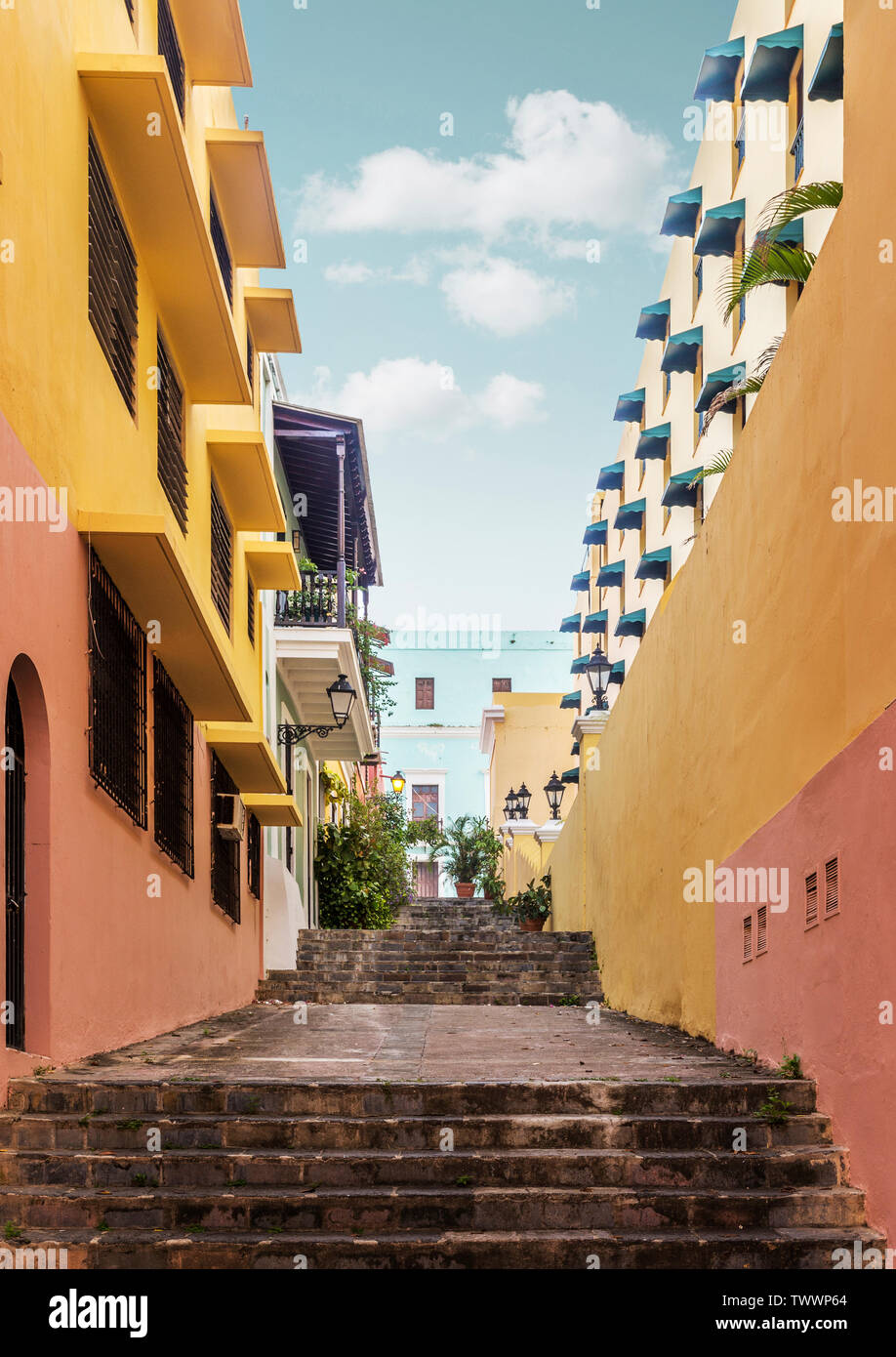 Coloratissima Street nella città vecchia di San Juan, Puerto Rico Foto Stock