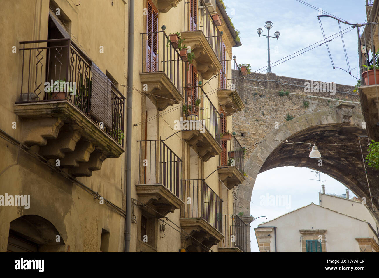 Per le strade di Caltagirone, Sicilia, Italia Foto Stock
