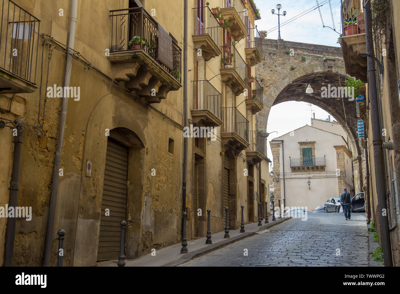 Per le strade di Caltagirone, Sicilia, Italia Foto Stock