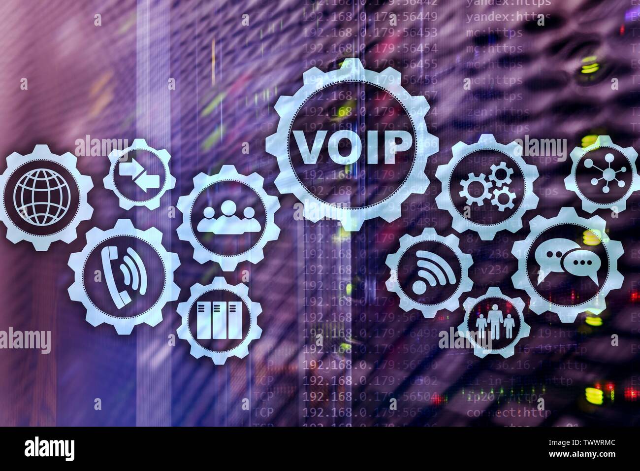 VoIP Voice over IP su schermo con una sfocatura sullo sfondo della sala server. Il concetto di Voice over Internet Protocol. Foto Stock