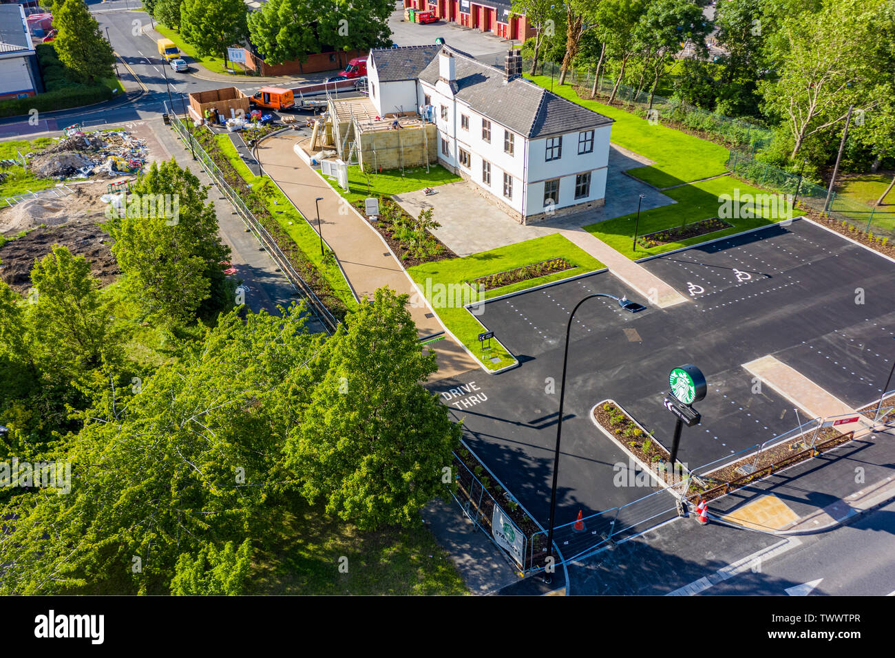 SHEFFIELD, Regno Unito - 20 giugno 2019: Antenna colpo di nuovo Starbucks drive through essendo costruito nella città di Sheffield, South Yorkshire, Regno Unito Foto Stock