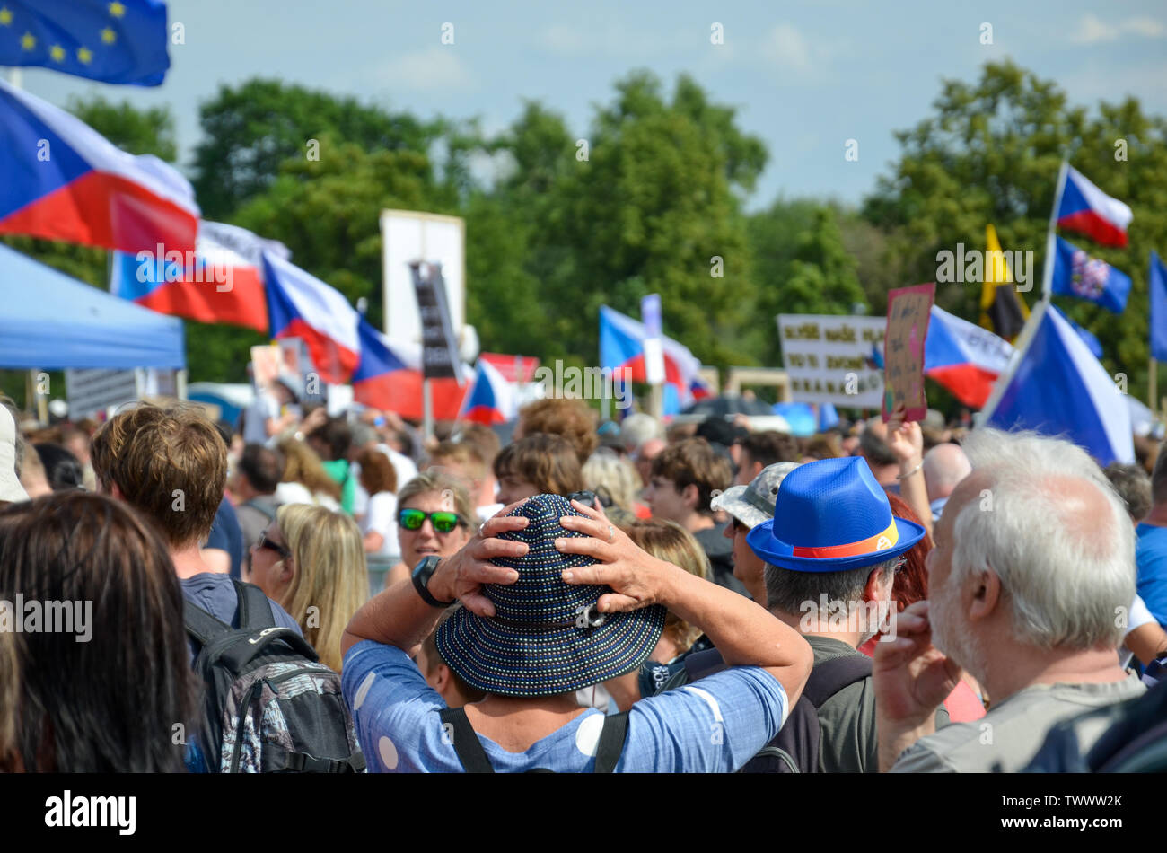 Praga, Repubblica Ceca - 23 Giugno 2019: folla di persone protesta contro il Primo Ministro Babis e ministro della Giustizia sulla Letna, Letenska piano. Dimostrazione chiamando per dimissioni. La democrazia, la protesta. Foto Stock